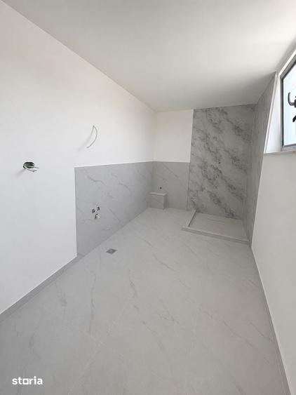 Casă cu 9 camere cu Teren 660 Mp în Domnești