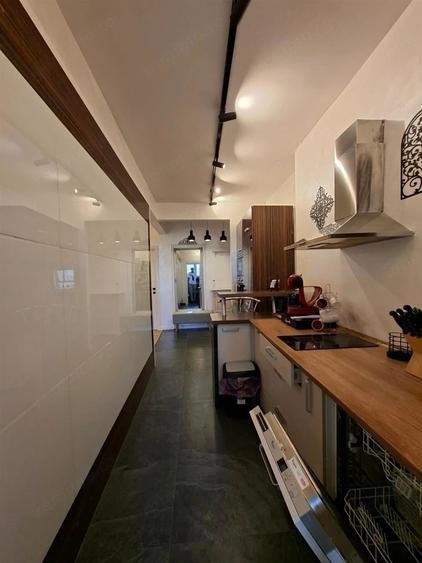 Apartament cu 5 camere semidecomandat în Romană