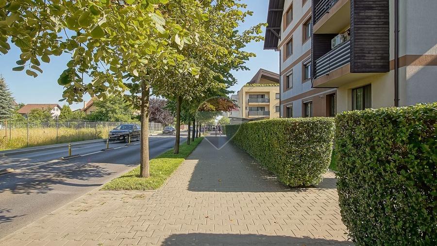 Apartament cu 3 camere decomandat, mobilat în Tractorul