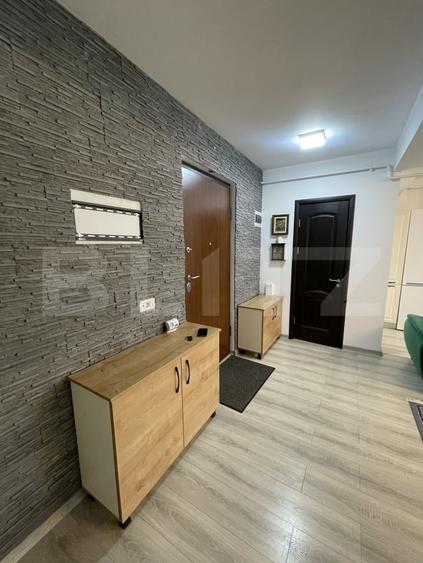 Apartament cu 3 camere semidecomandat, mobilat în Central