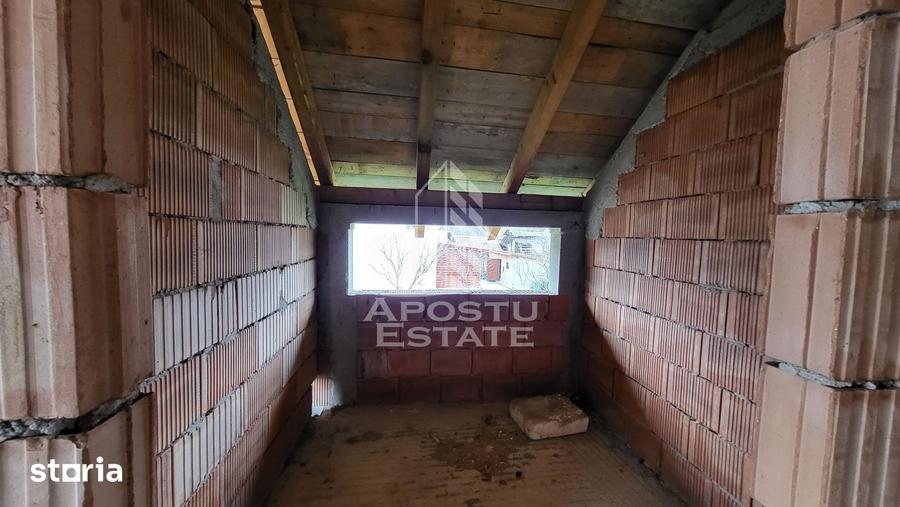 Casă cu 5 camere cu Teren 480 Mp în Peciu Nou