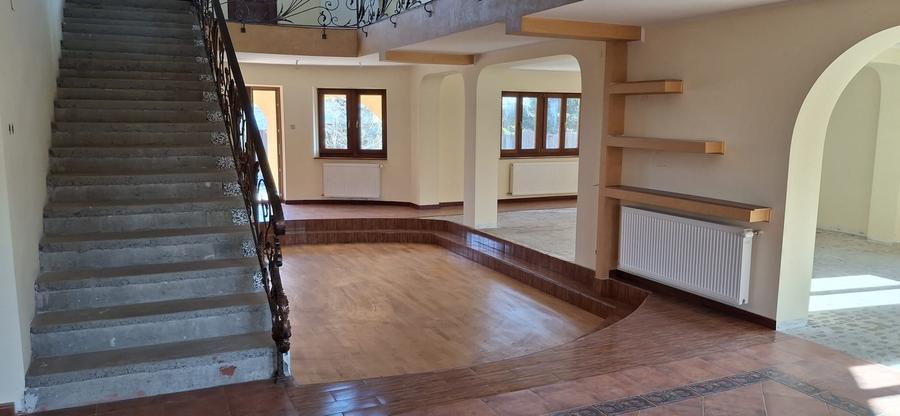 Casă cu 9 camere cu Canalizare în Tăbăcari
