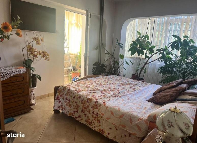 Apartament cu 3 camere decomandat în Podul de Fier