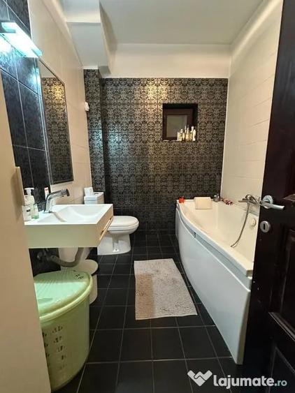 Apartament cu 5 camere decomandat în Panduri