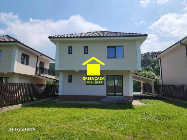 Casă individuală cu 4 camere cu Canalizare în Luna de Sus