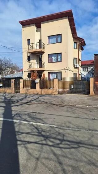 Proprietar,inchiriez garsoniere in vila,cartier DAMAROAIA,sector 1,capat tramvai 24,Autobuz ,Metrou - 10