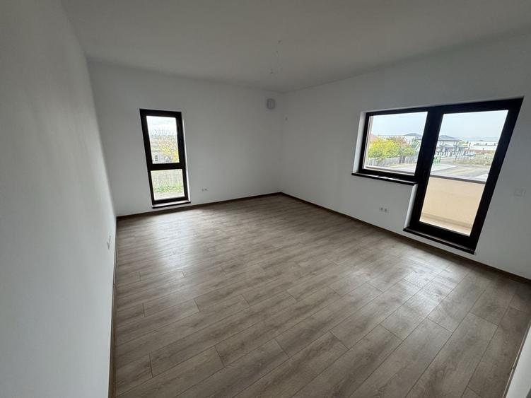 Apartament cu 7 camere decomandat în Sânpetru
