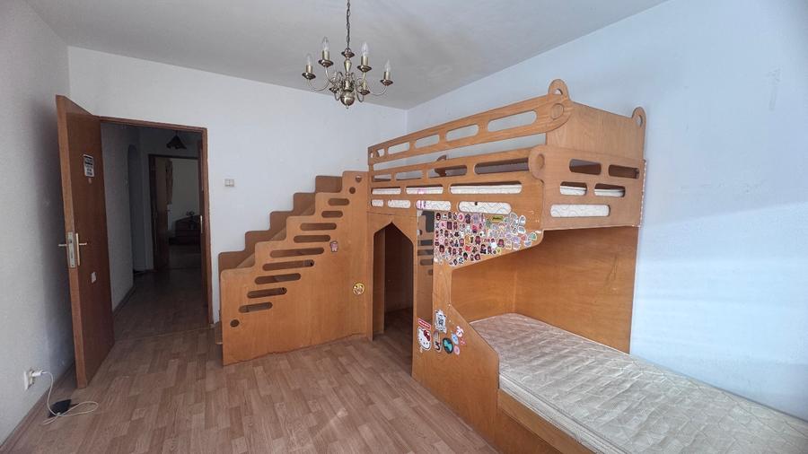 Apartament cu 4 camere semidecomandat în Drumul Taberei