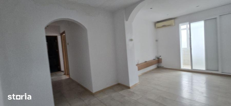 Apartament cu 3 camere în Micro 6