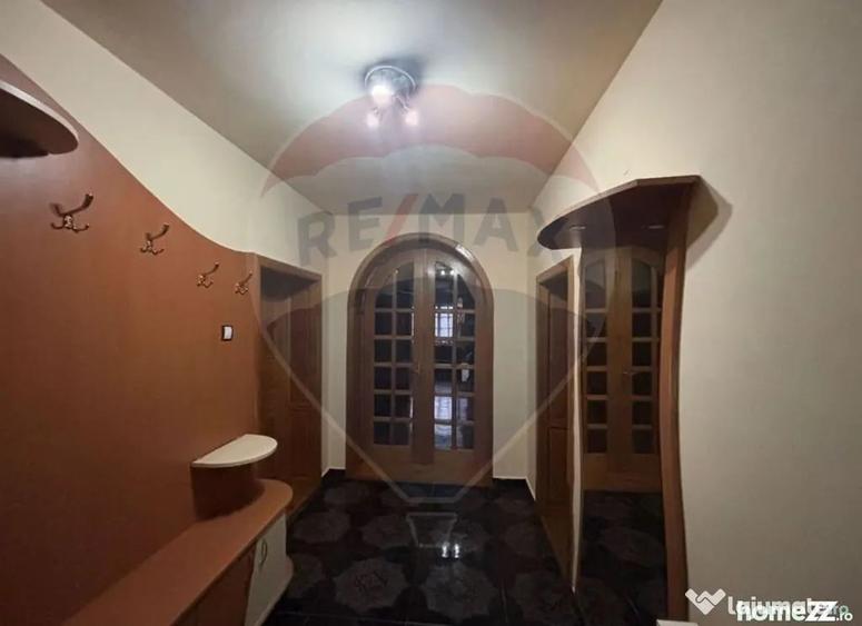 Casă cu 5 camere cu Teren 700 Mp în Grădiște