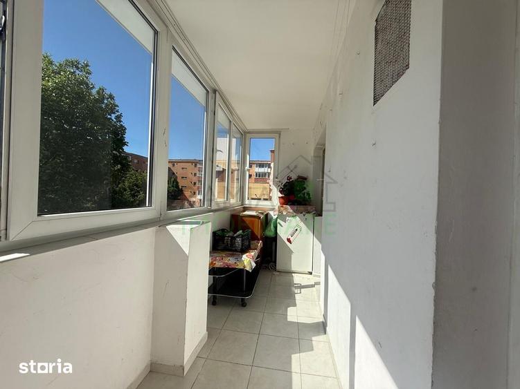 Apartament cu 3 camere decomandat, mobilat în Tractorul