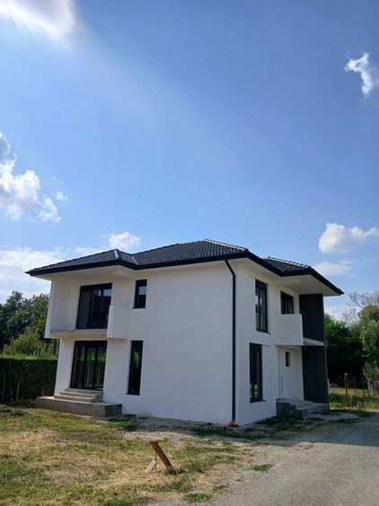 Casă cu 3 camere în Șelimbăr