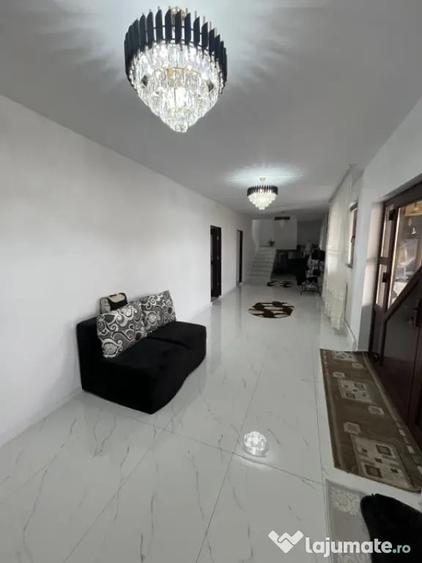 Casă cu 7 camere cu Teren 423 Mp în Bereasca