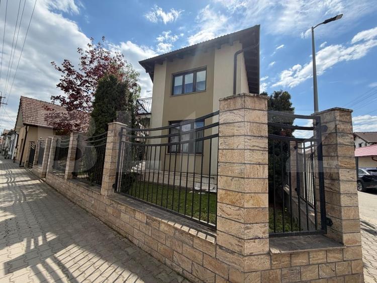 Casă individuală cu 4 camere cu Canalizare în Central