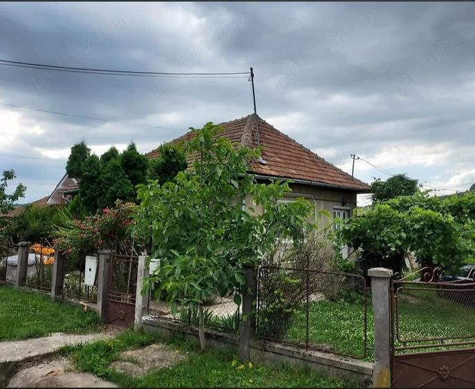 Casă cu 3 camere cu Teren 4200 Mp în Popeni