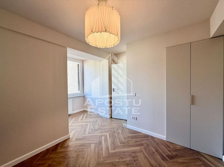 Apartament cu 3 camere semidecomandat, mobilat în P-ța Victoriei