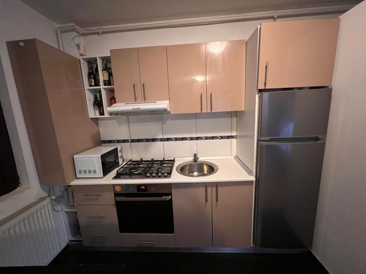 Apartament cu 2 camere semidecomandat în Jiului