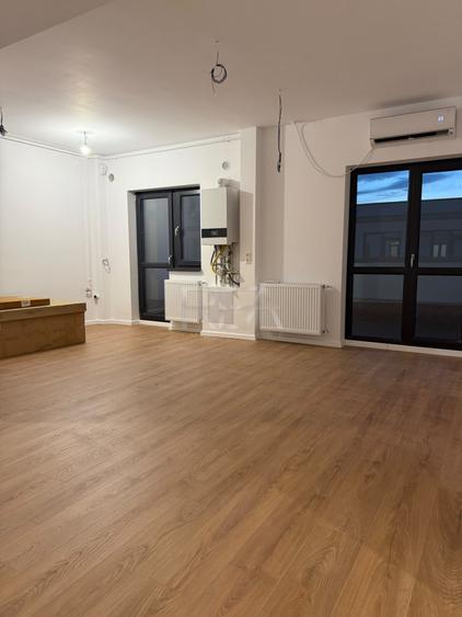 Apartament cu 4 camere semidecomandat în Sisești