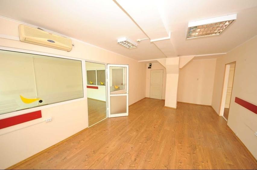 Birou, de 415 mp, în Central