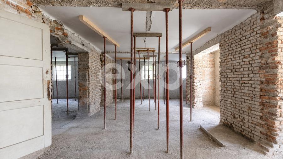Casă individuală cu 9 camere cu Canalizare în Centrul Istoric