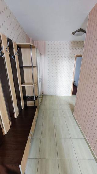 Apartament cu 3 camere semidecomandat, mobilat în Badea Cârțan