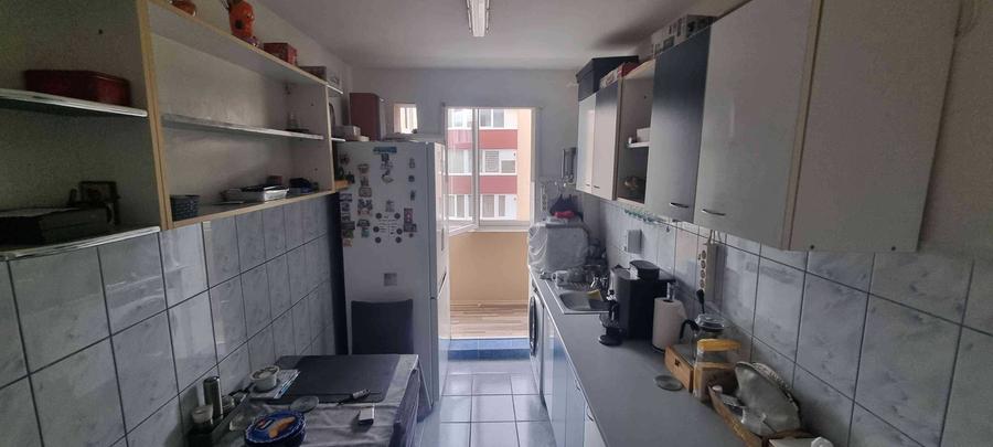 Apartament cu 3 camere decomandat în Florilor