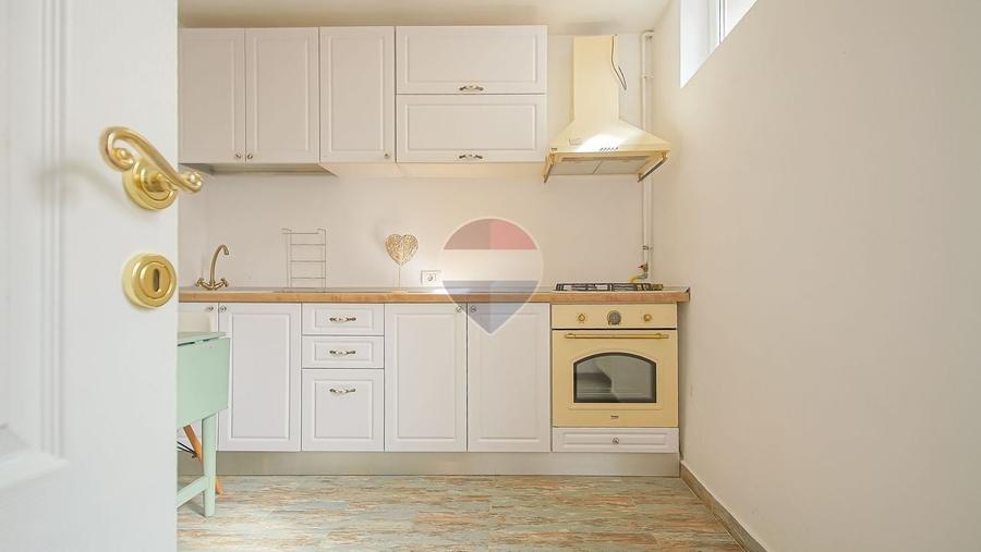 Apartament cu 3 camere semidecomandat, mobilat în Schei