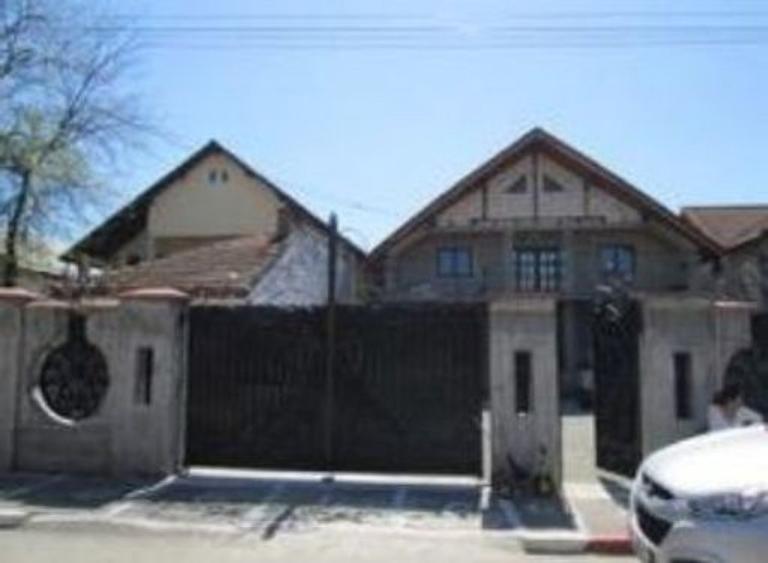 Casă cu 5 camere cu Teren 670 Mp în Central