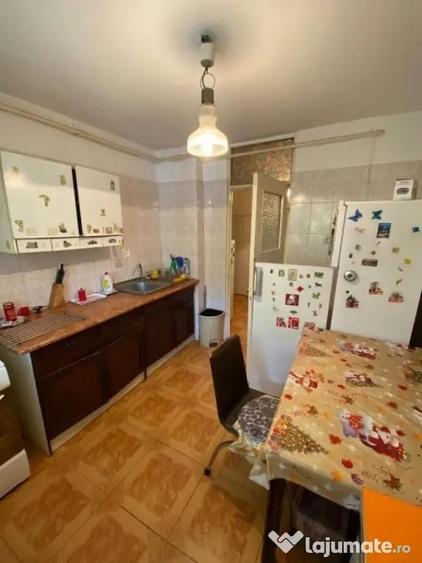 Apartament cu 3 camere semidecomandat în Rahova