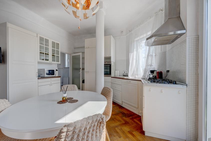 Apartament cu 2 camere semidecomandat, mobilat în P-ța Romană