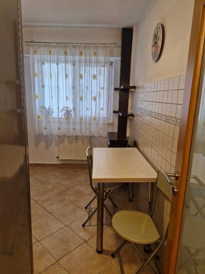 Apartament cu 3 camere semidecomandat, mobilat în 1 Mai