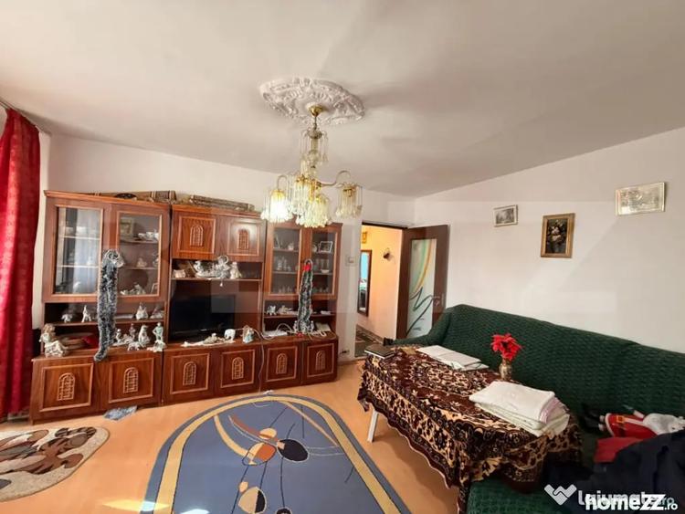 Apartament cu 3 camere semidecomandat în Cornitoiu