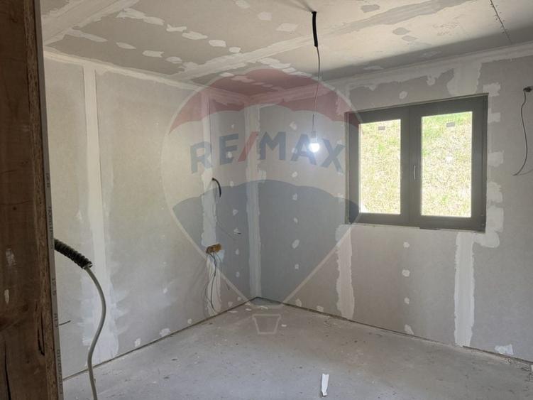 Casă individuală cu 4 camere cu Teren 1109 Mp în Răscruci