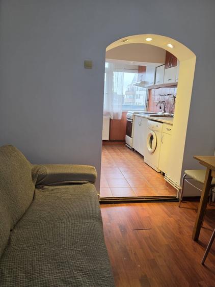 Apartament cu 3 camere decomandat, mobilat în Centru Civic