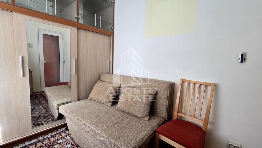 Apartament cu 3 camere semidecomandat, mobilat în Dacia