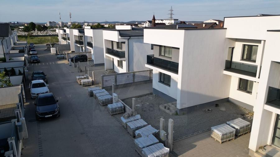 Duplex cu 3 camere cu Canalizare în Sud-Est