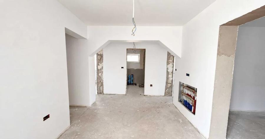Apartament cu 4 camere în Bărăbanț