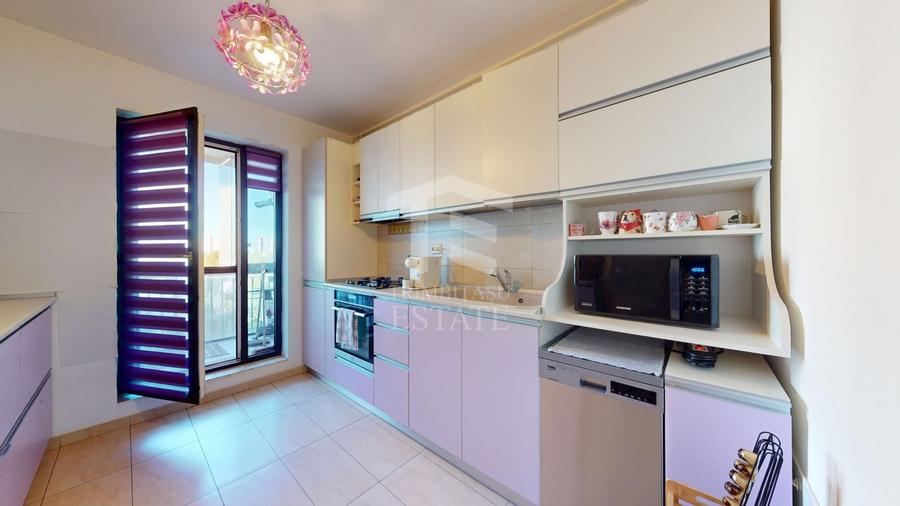 Apartament cu 4 camere semidecomandat, mobilat în Băneasa