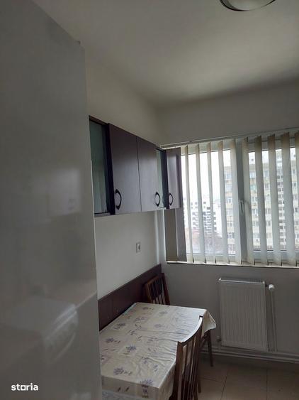Apartament cu 3 camere decomandat în Est