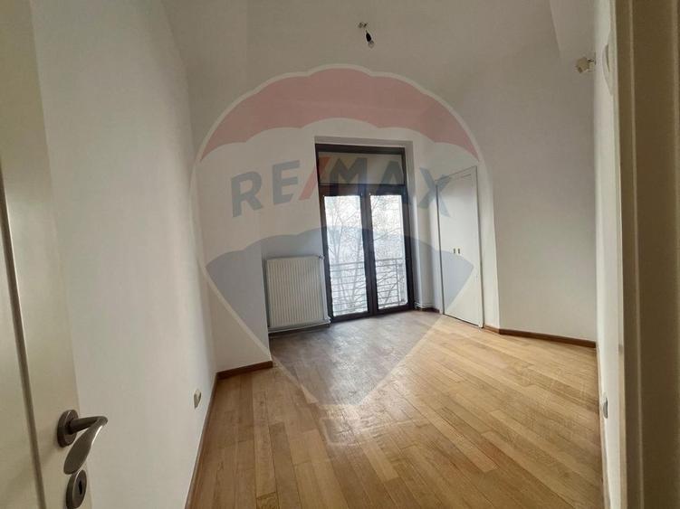 Apartament cu 6 camere circular în Periferie