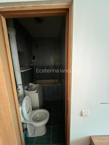Garsonieră confort I, ultracentral Ploiești – renovată, mobilată