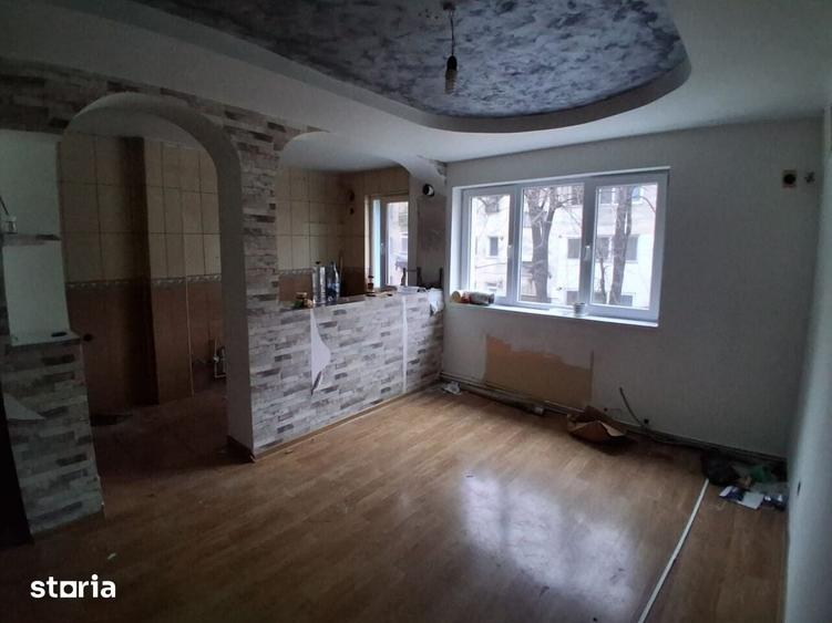 Apartament cu 4 camere semidecomandat în Ferentari