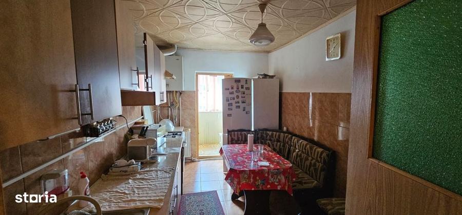 Apartament cu 3 camere decomandat în Sud