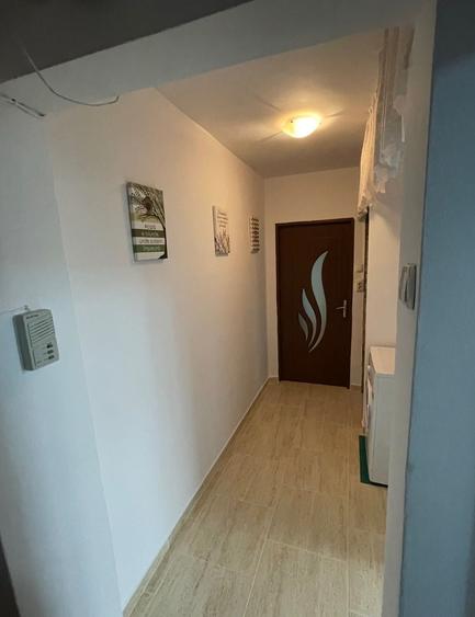 Apartament cu 3 camere semidecomandat în Vest