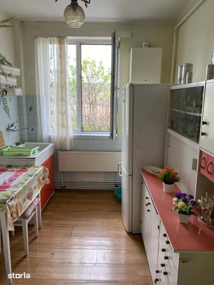 Apartament cu 3 camere semidecomandat în Micro 1
