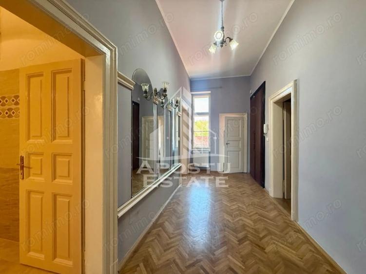 Apartament cu 5 camere decomandat în Sinaia