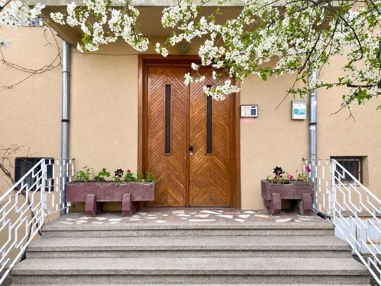 Apartament cu 4 camere decomandat, mobilat în Central