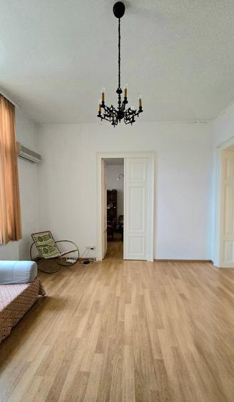 Apartament cu 5 camere decomandat în P-ța Unirii