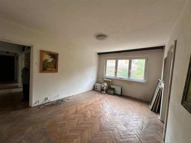 Apartament cu 3 camere semidecomandat în Moroasa 1
