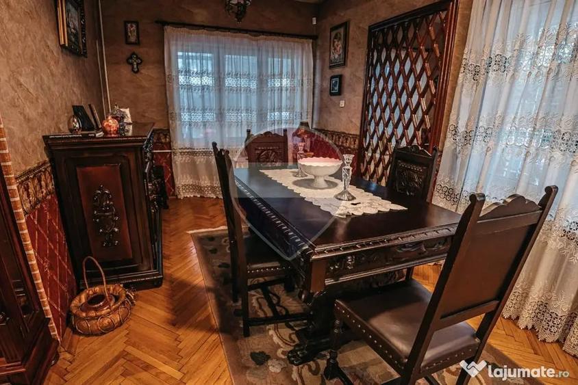 Casă cu 7 camere cu Teren 676 Mp în Valea